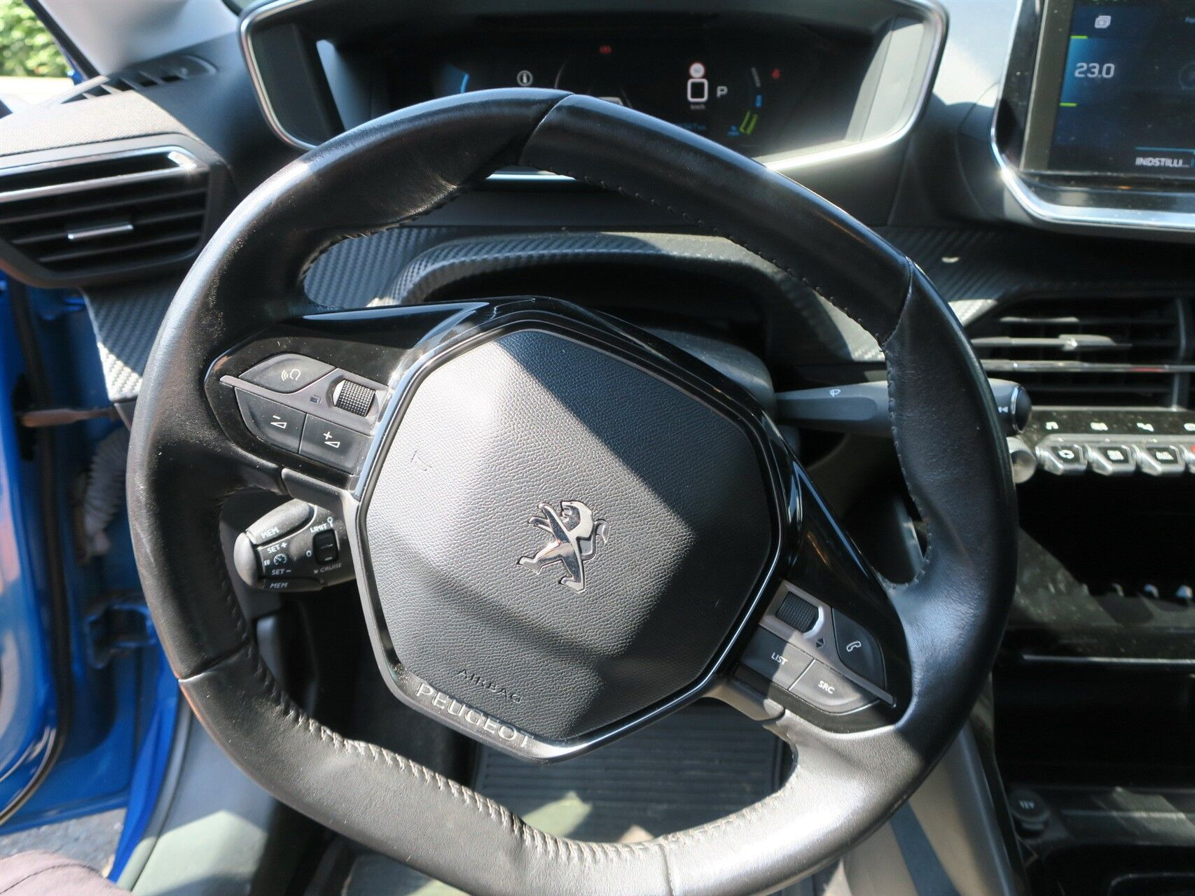 Blå Peugeot e-208 fra 2020