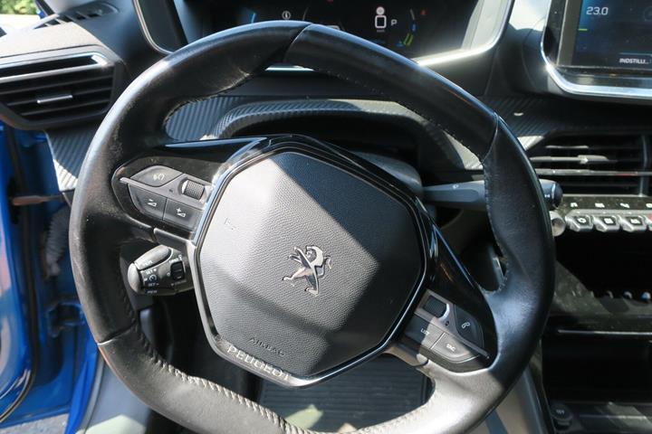 Blå Peugeot e-208 fra 2020