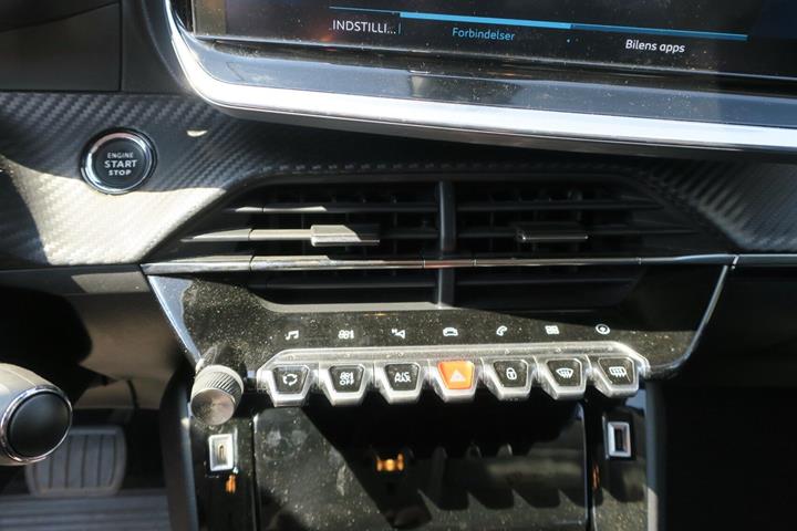 Blå Peugeot e-208 fra 2020