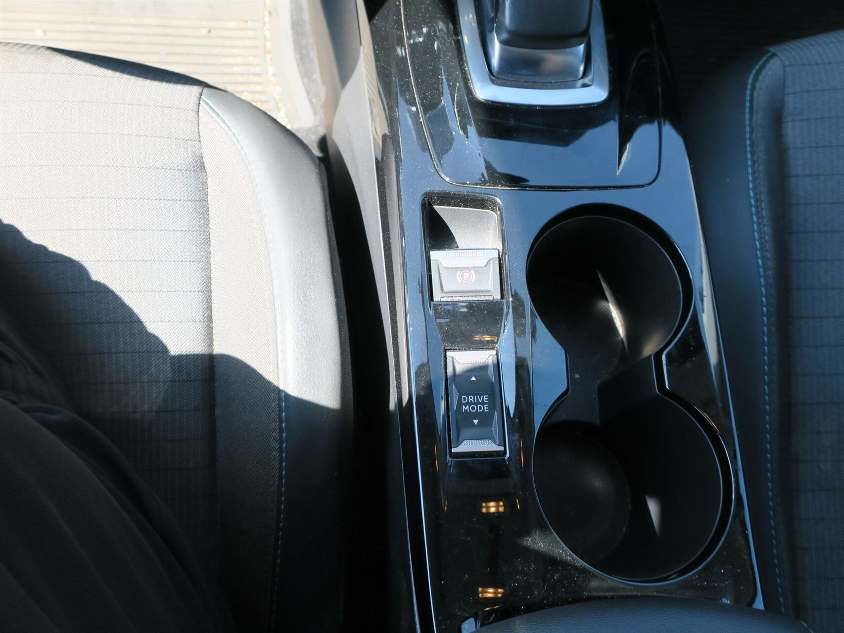 Blå Peugeot e-208 fra 2020