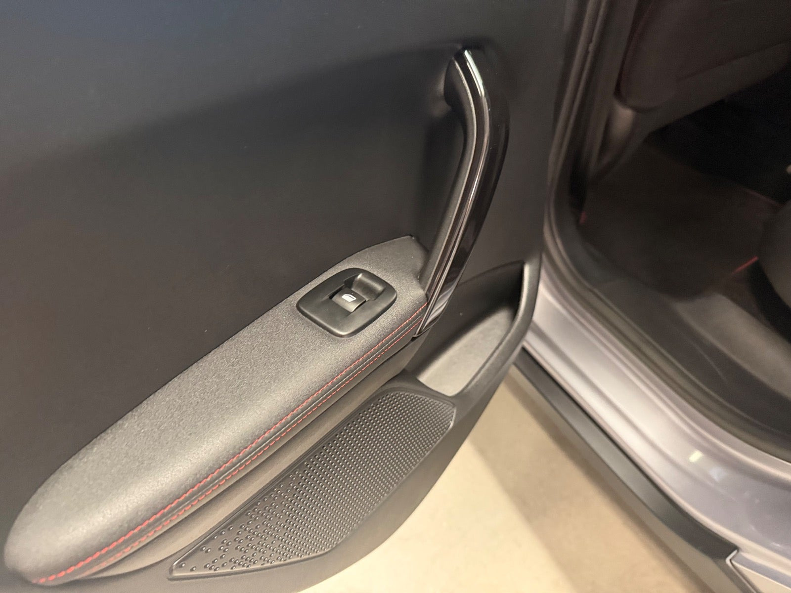Sølv Peugeot 2008 fra 2018