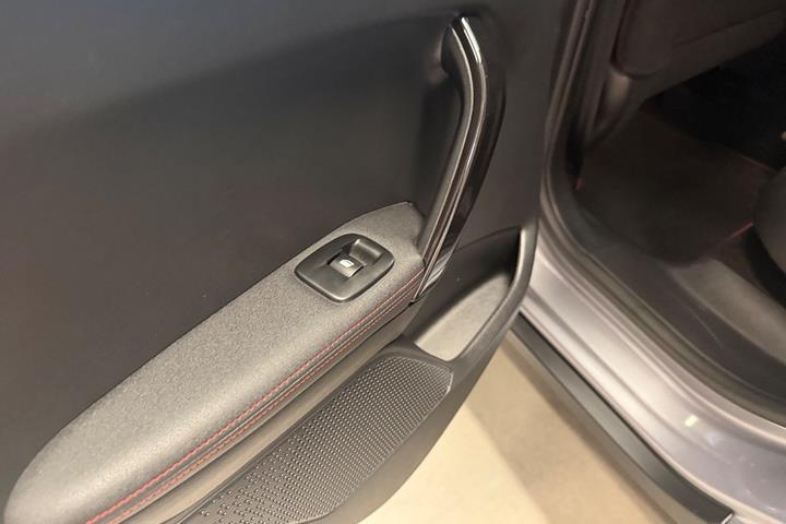 Sølv Peugeot 2008 fra 2018