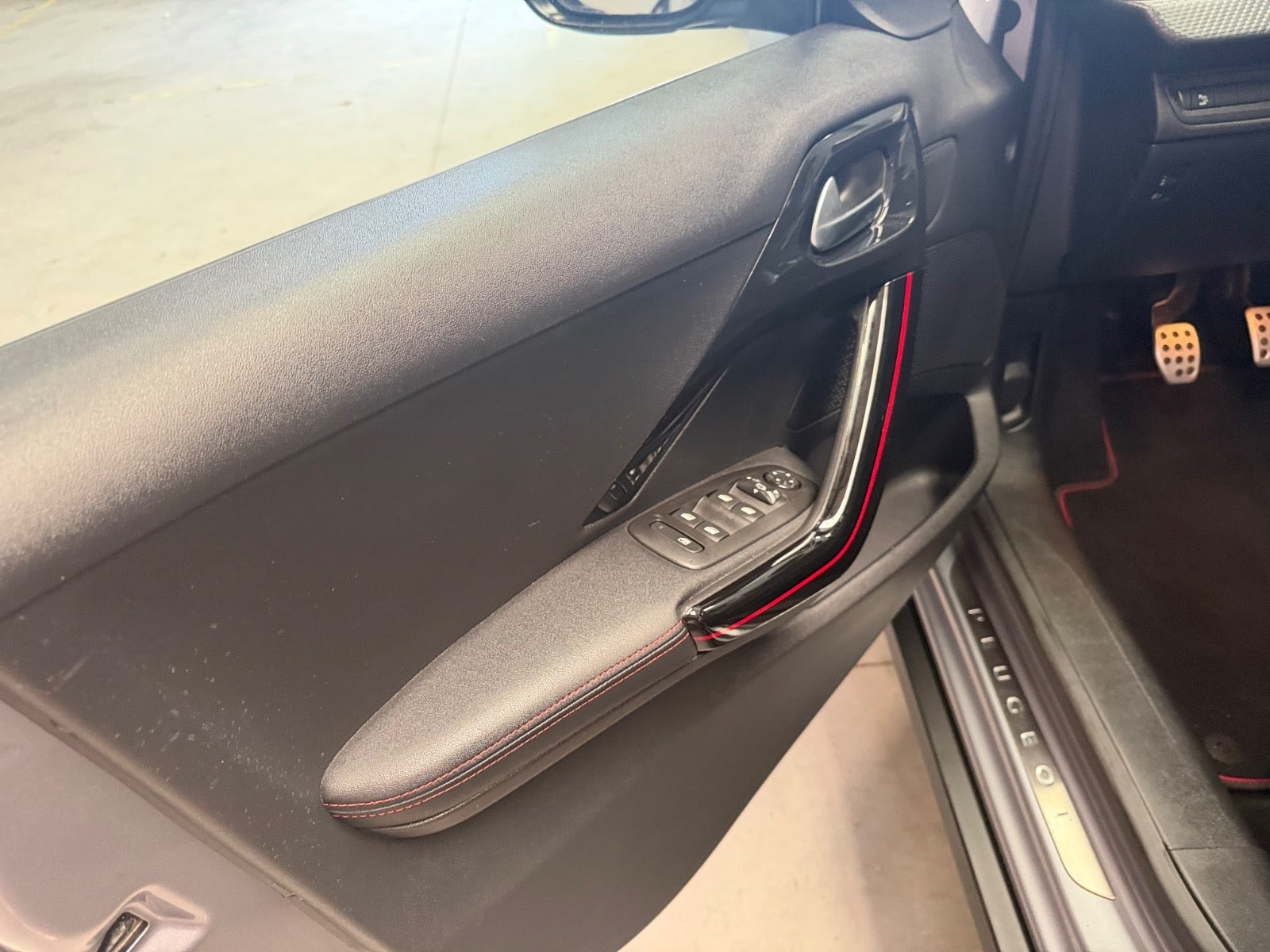 Sølv Peugeot 2008 fra 2018