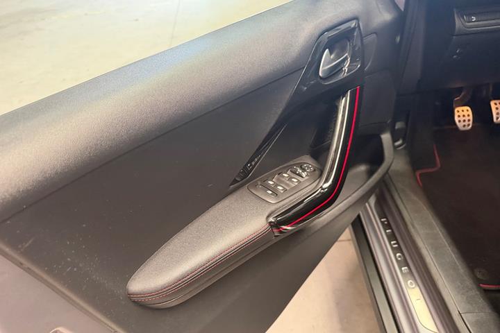 Sølv Peugeot 2008 fra 2018