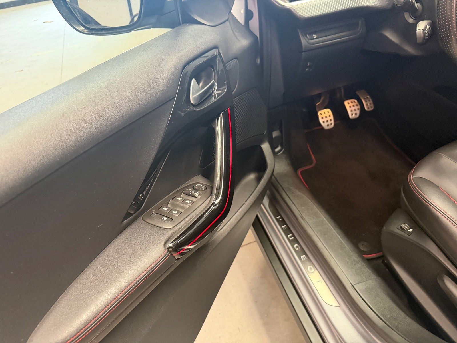Sølv Peugeot 2008 fra 2018