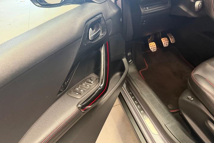 Sølv Peugeot 2008 fra 2018