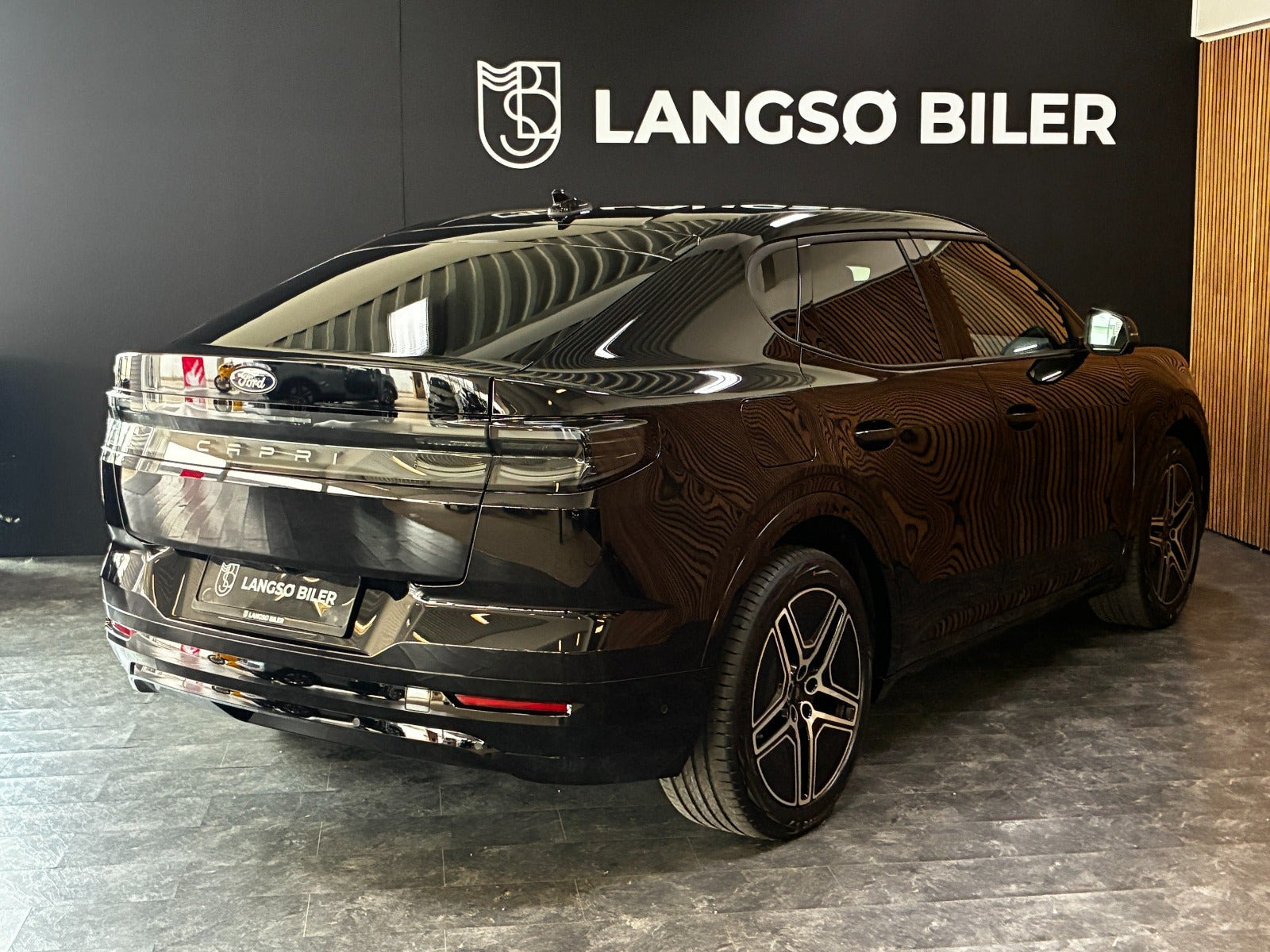 Sort Ford Capri fra 2025