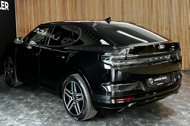 Sort Ford Capri fra 2025