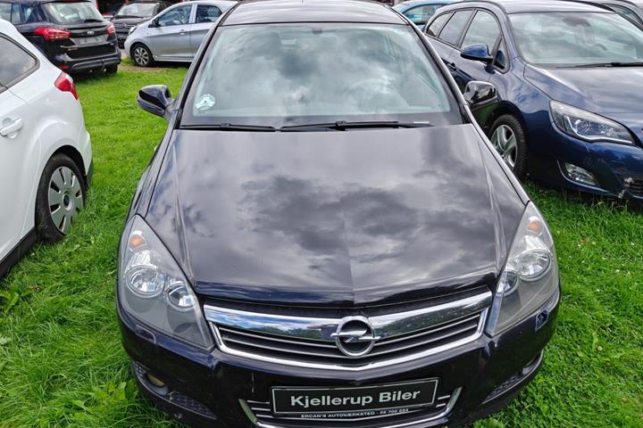 Gul Opel Astra fra 2011