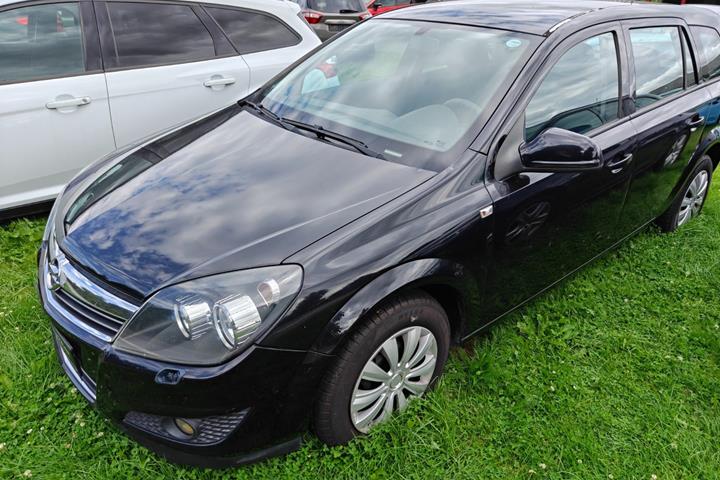 Gul Opel Astra fra 2011