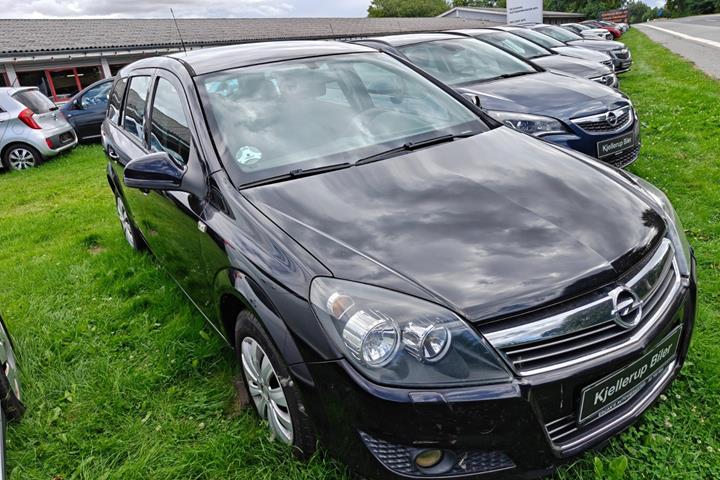 Gul Opel Astra fra 2011