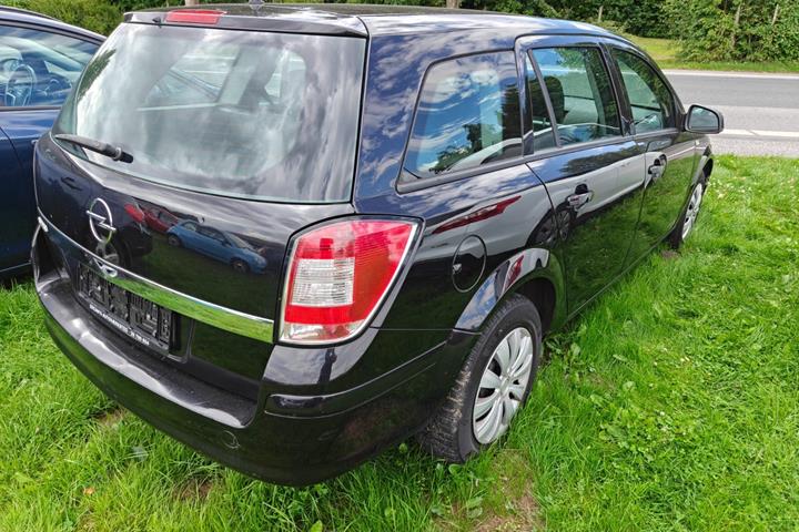 Gul Opel Astra fra 2011