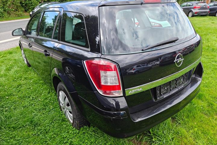 Gul Opel Astra fra 2011