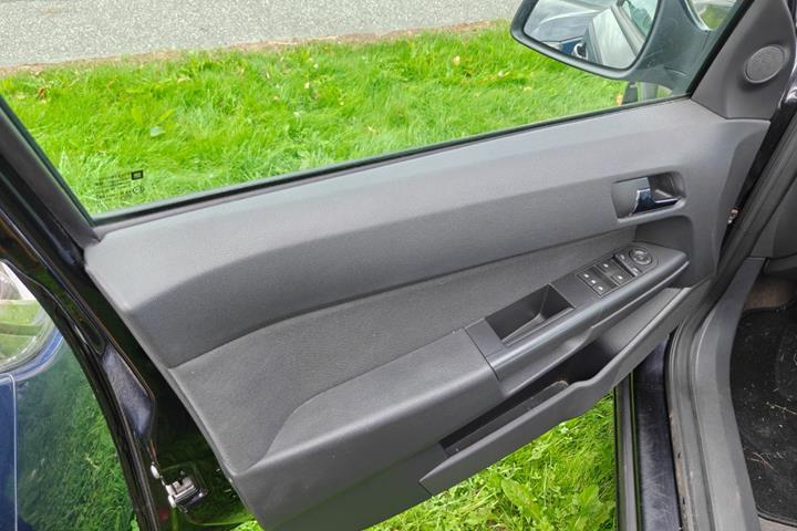Gul Opel Astra fra 2011