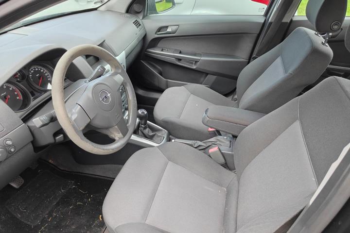 Gul Opel Astra fra 2011