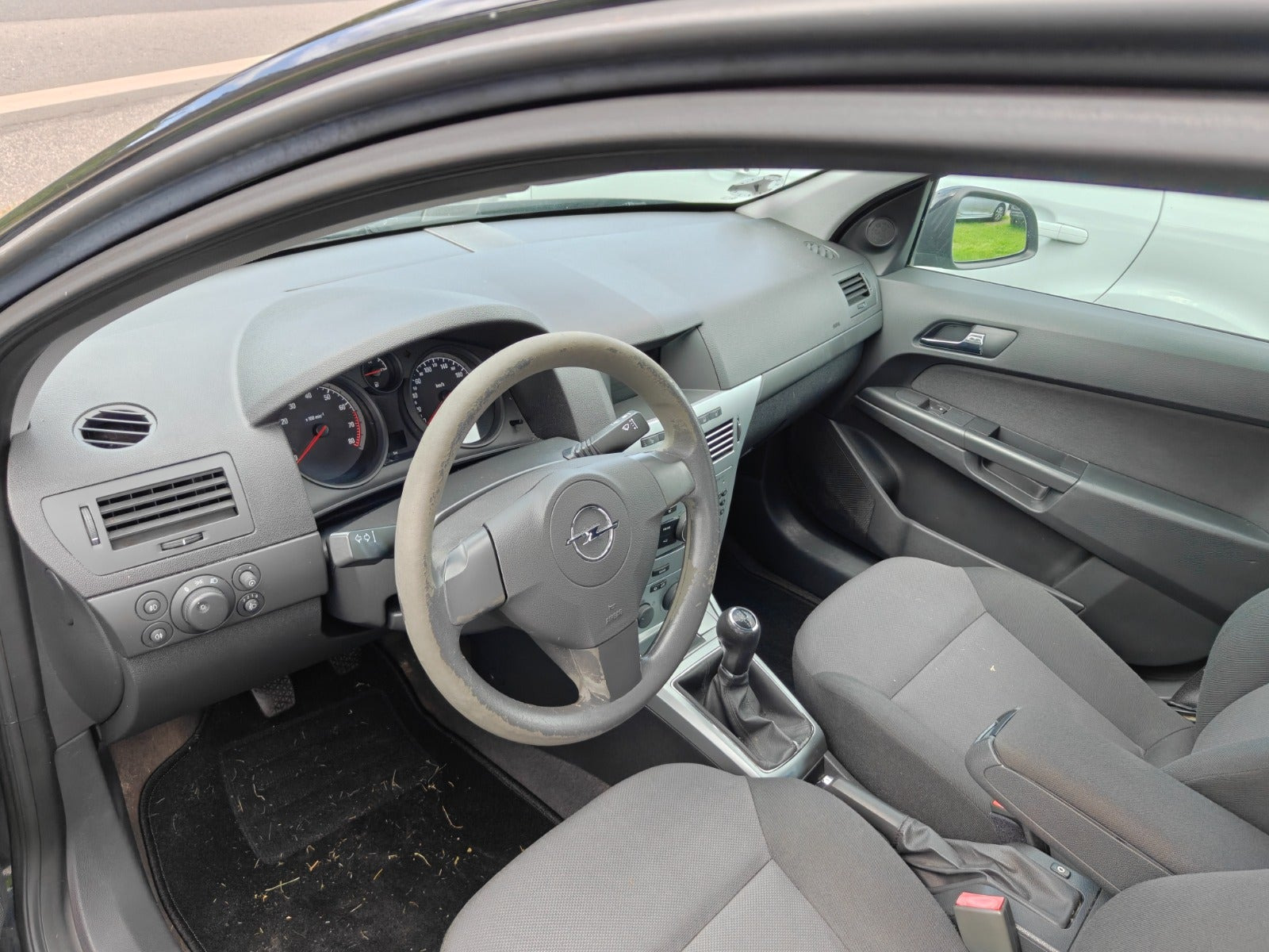 Gul Opel Astra fra 2011