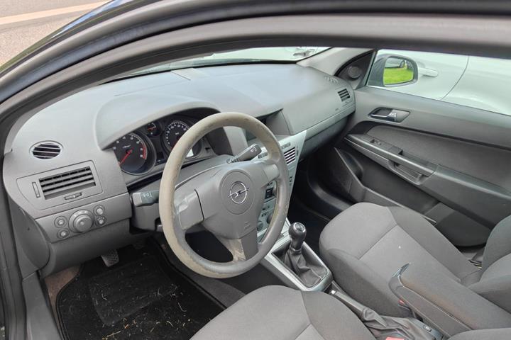 Gul Opel Astra fra 2011