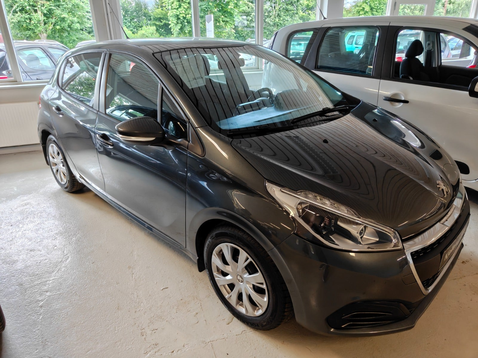 Gul Peugeot 208 fra 2017