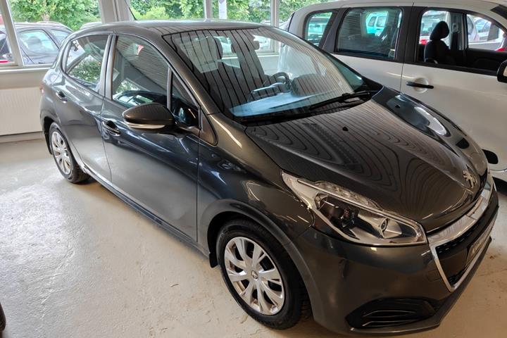 Gul Peugeot 208 fra 2017