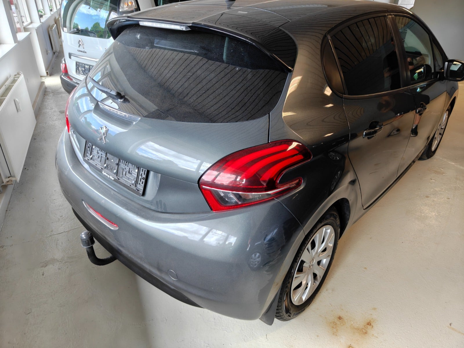 Gul Peugeot 208 fra 2017