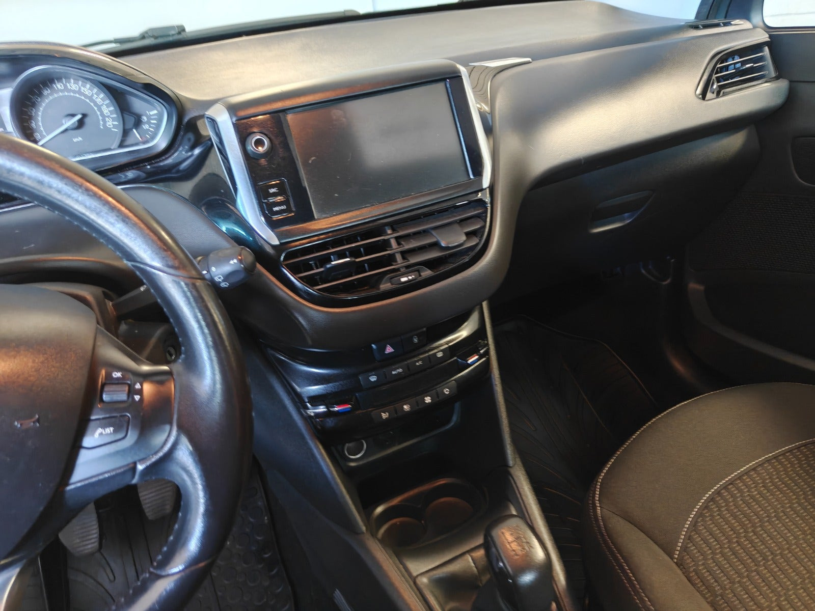 Gul Peugeot 208 fra 2017