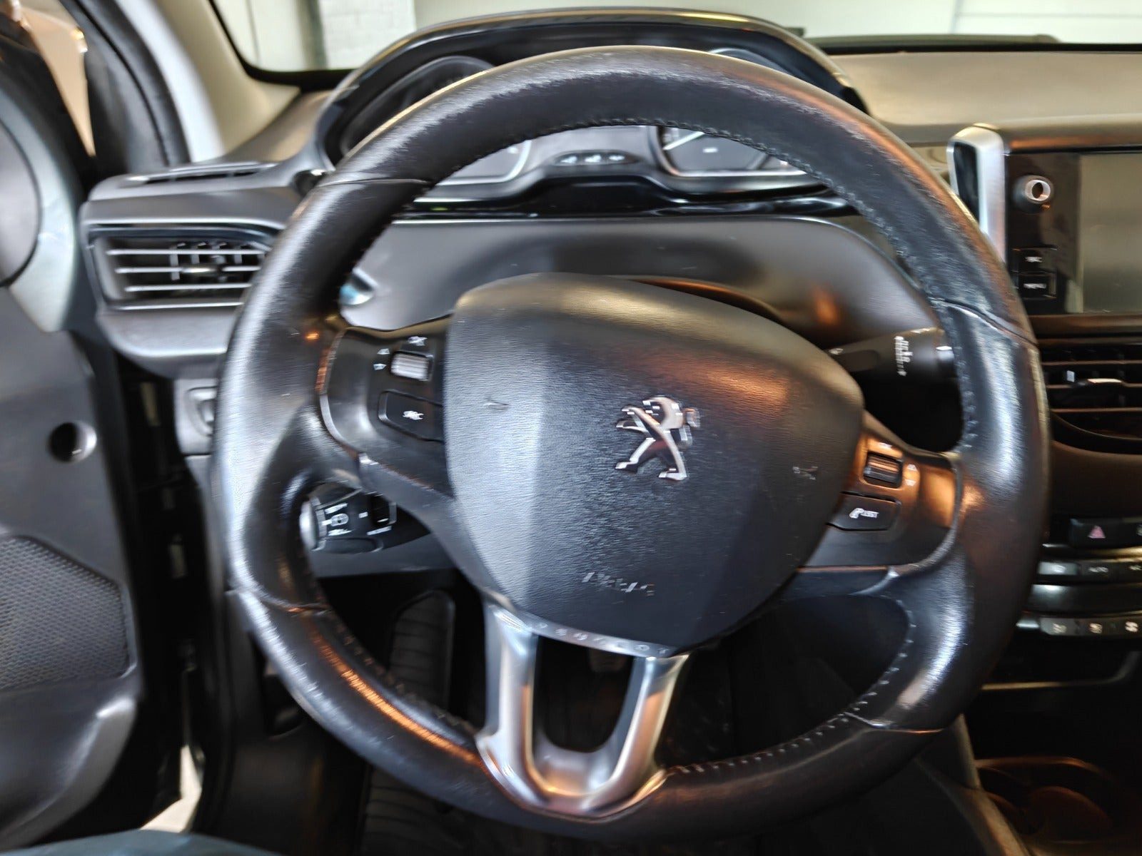 Gul Peugeot 208 fra 2017