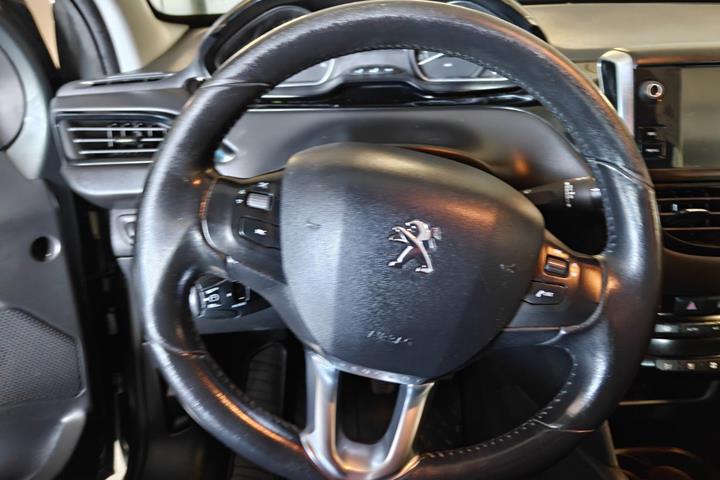 Gul Peugeot 208 fra 2017