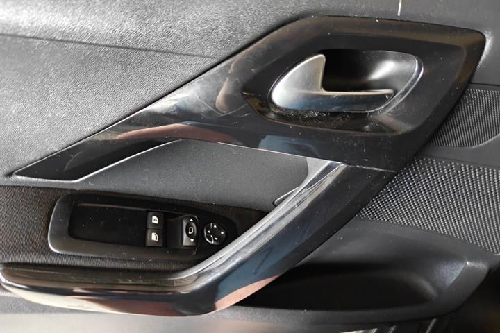 Gul Peugeot 208 fra 2017