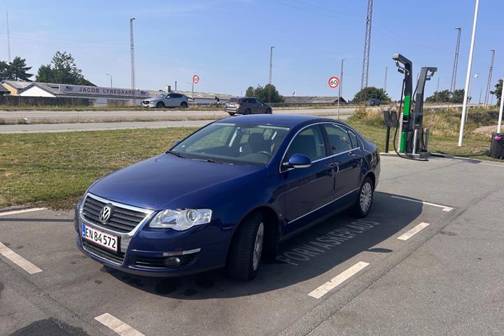 Blå VW Passat fra 2007