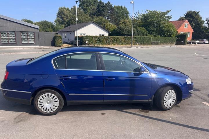 Blå VW Passat fra 2007
