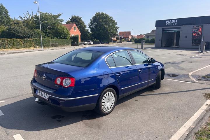 Blå VW Passat fra 2007