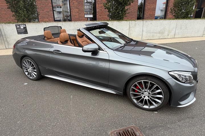 Grå Mercedes C300 fra 2017 set udefra