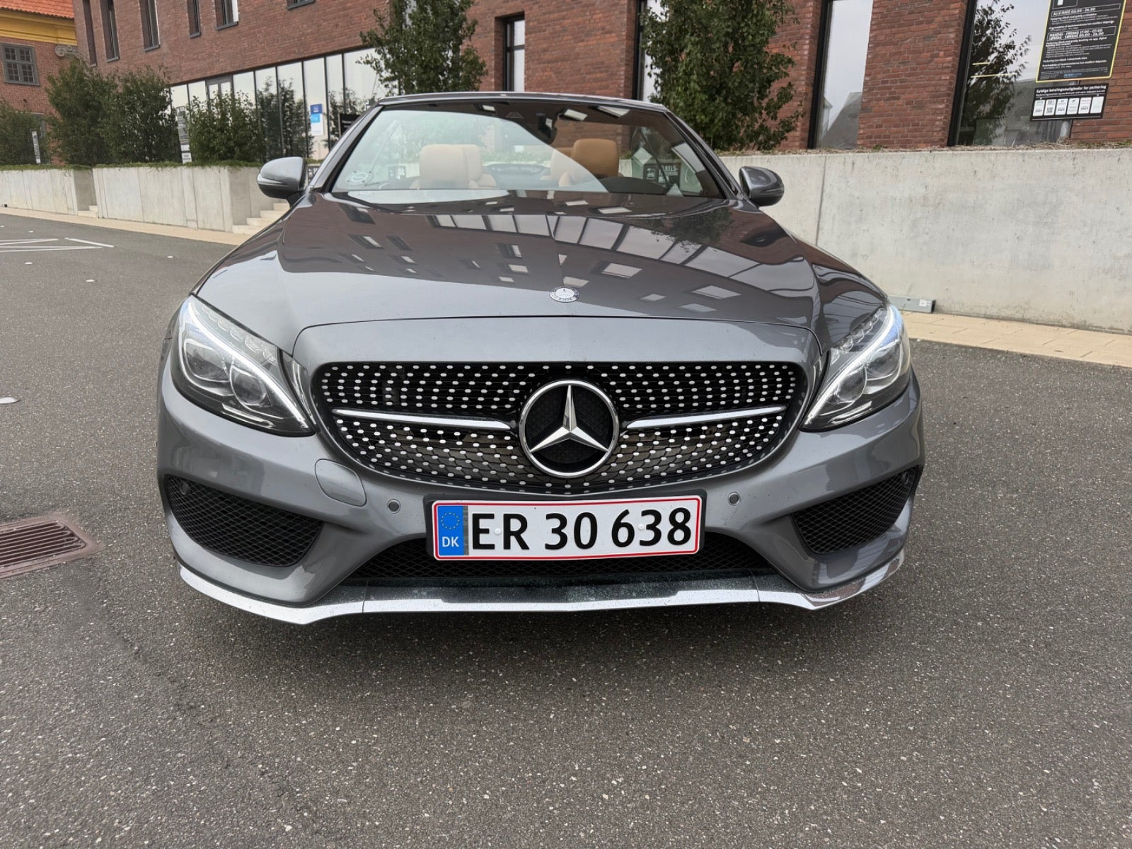 Grå Mercedes C300 fra 2017
