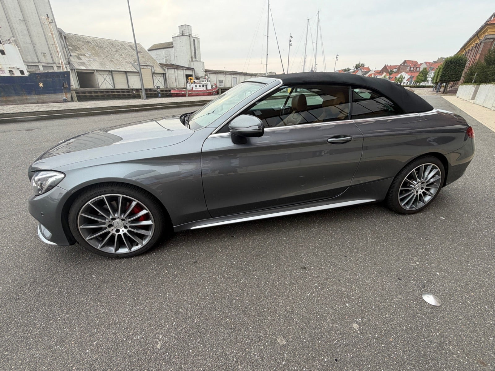 Grå Mercedes C300 fra 2017