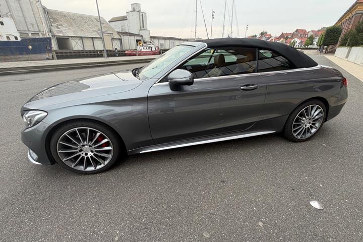 Grå Mercedes C300 fra 2017
