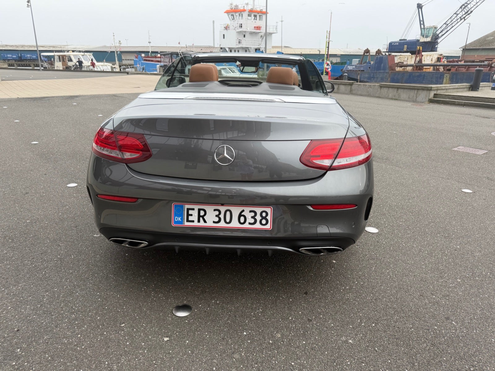 Grå Mercedes C300 fra 2017