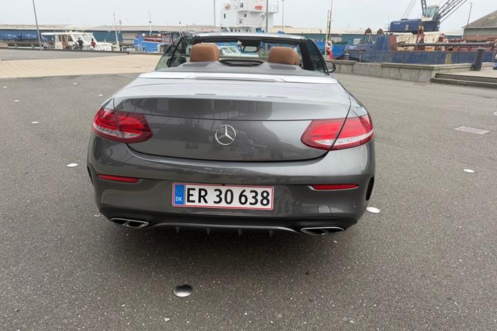 Grå Mercedes C300 fra 2017