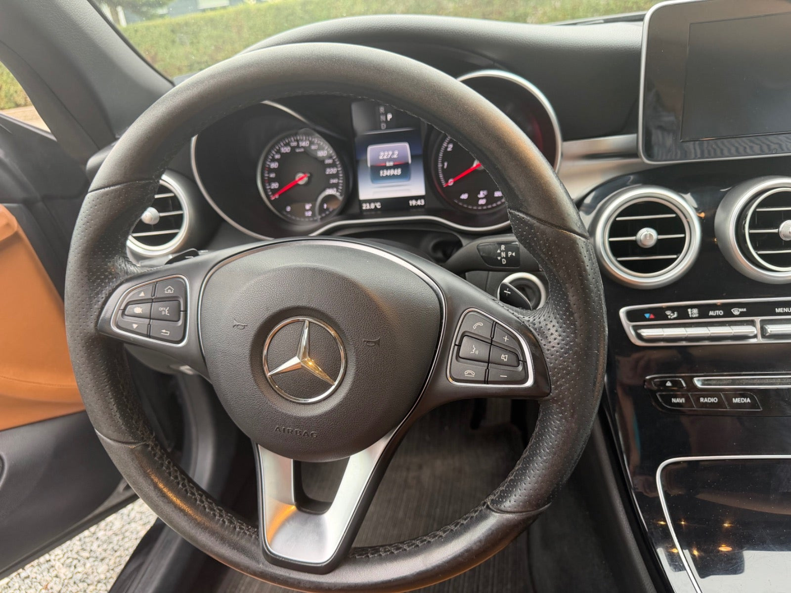 Grå Mercedes C300 fra 2017