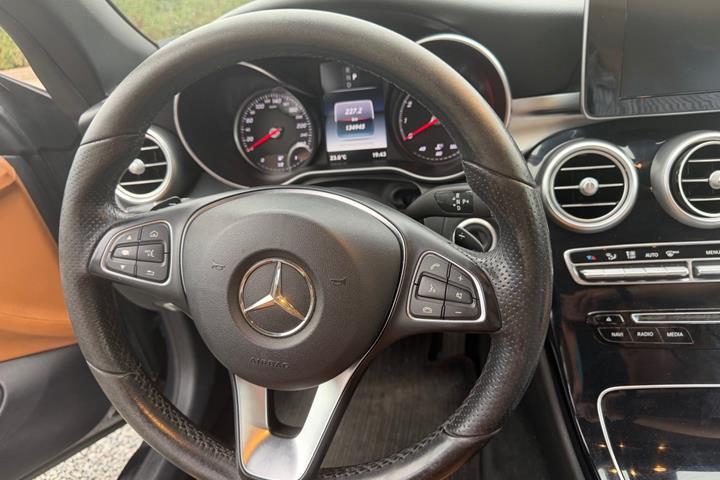 Grå Mercedes C300 fra 2017