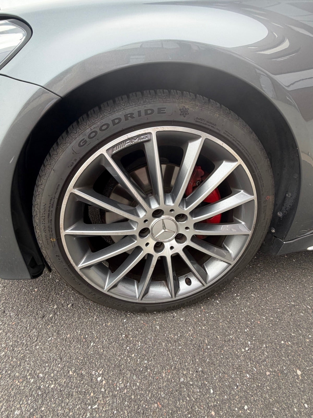 Grå Mercedes C300 fra 2017