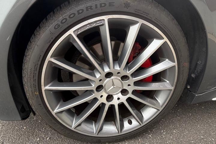 Grå Mercedes C300 fra 2017