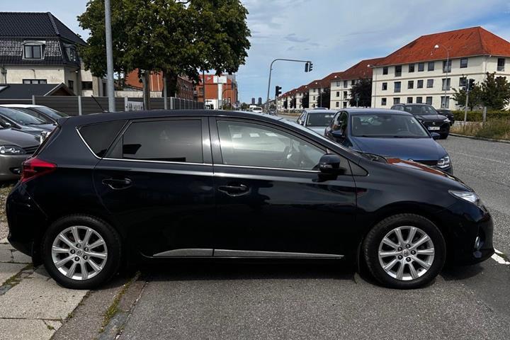 Grå Toyota Auris fra 2012