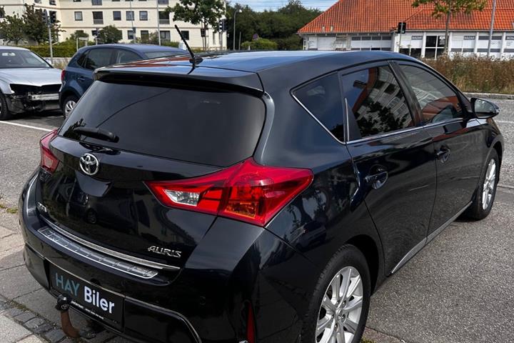 Grå Toyota Auris fra 2012