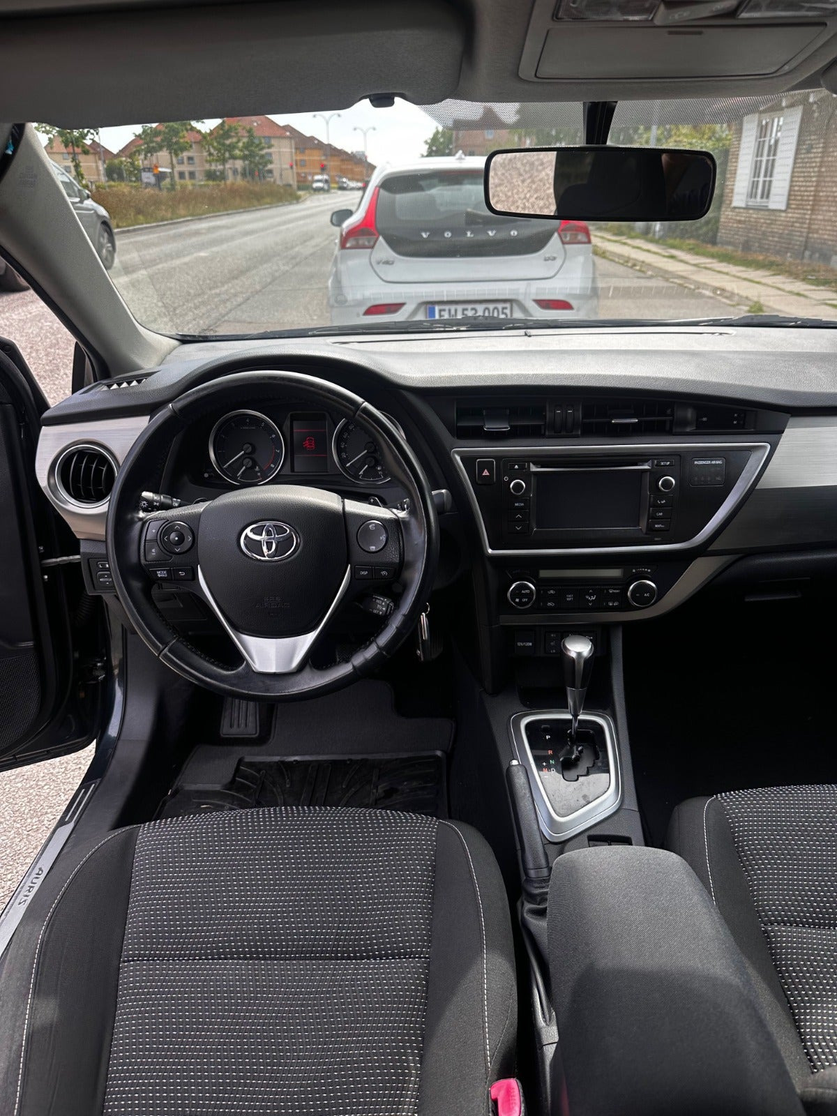 Grå Toyota Auris fra 2012