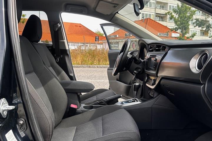 Grå Toyota Auris fra 2012