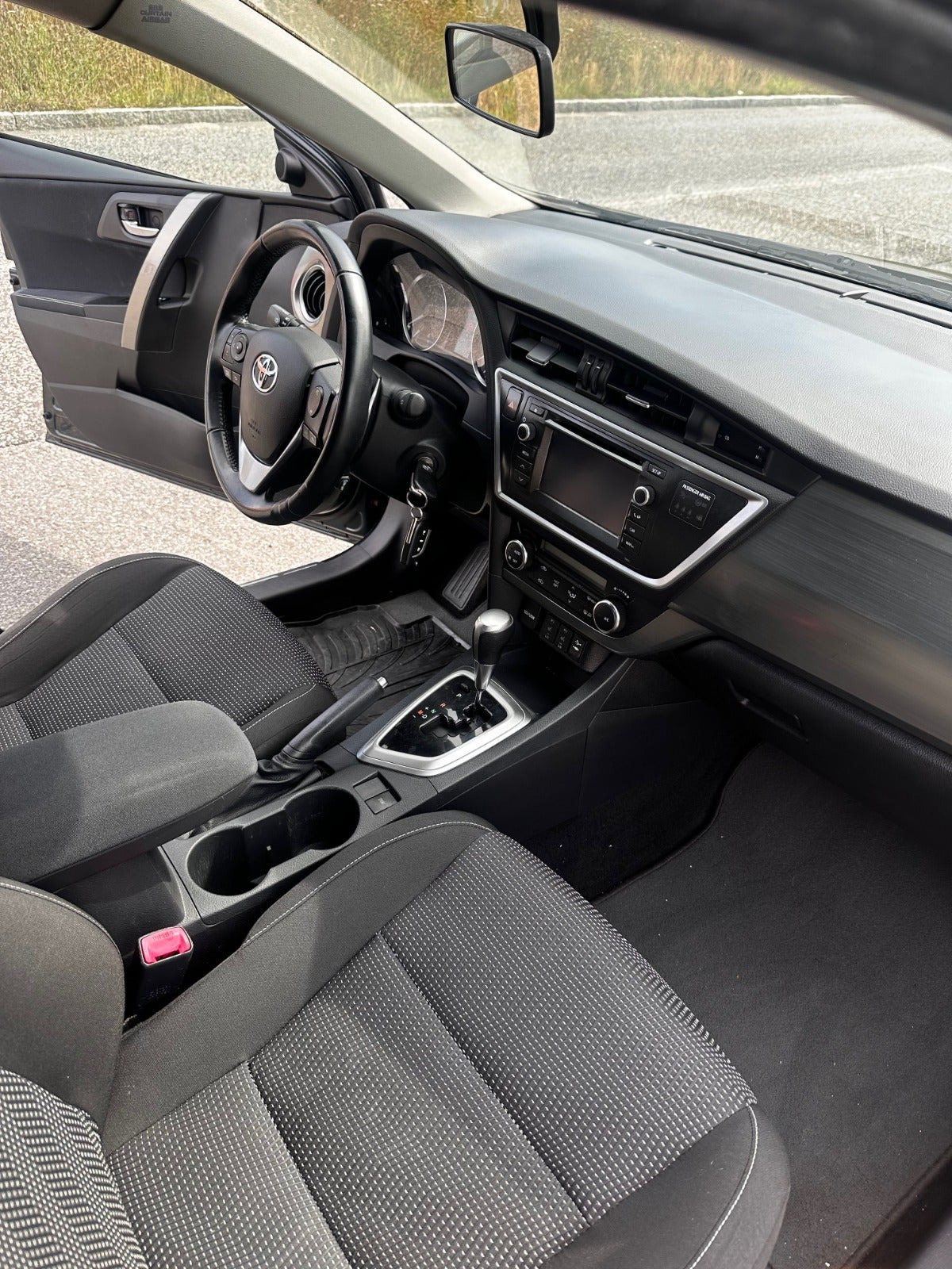 Grå Toyota Auris fra 2012