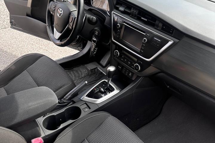Grå Toyota Auris fra 2012