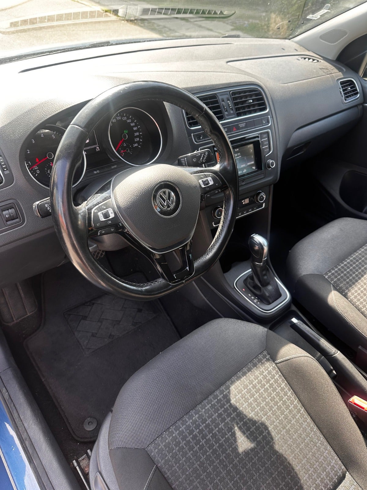 Blå VW Polo fra 2016