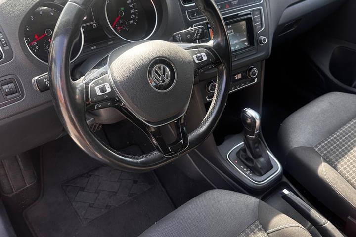 Blå VW Polo fra 2016