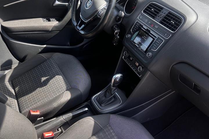 Blå VW Polo fra 2016